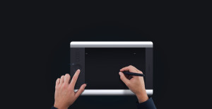 intuos-pro-se-efficiency-f - Tech-Blog Słysząc o tablecie wyobrażamy sobie urządzenie z ekranem dotykowym, tablety graficzne wyglądają jednak nieco inaczej i mają inne funkcje ze względu na to, że są dedykowane głównie osobom zajmującym się grafiką komputerową