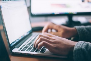 Laptop jest to komputer przenośny, który cechuje się wieloma pozytywnymi funkcjami