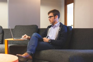 W dobie postępu technologiczne konsument musi opowiedzieć się po którejś ze stron forsowanych przez producentów rozwiązań