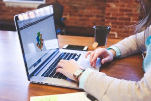 student-849826_1280 - Tech-Blog Nie da się ukryć, że bardzo mocną cechą produktów z tej kategorii jest nowoczesne połączenie wyżej wymienionych urządzeń elektronicznych