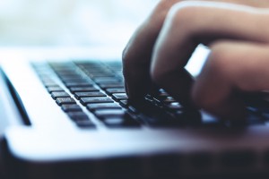typing-keyboard - Tech-Blog Ultrabooki obecnie dominują na większości rynków laptopów, ale wciąż istnieją pewne nisze, zdominowane przez bardziej tradycyjne laptopy