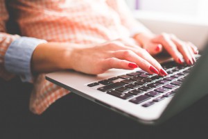 woman-865111_1280 - Tech-Blog Apple MacBook Pro 13 2018 jest to odświeżona wersja sprzętu z dalszych lat