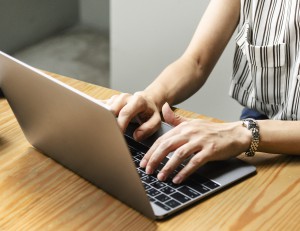 adult-3530665_1280 - Tech-Blog Zakup laptopa wiąże się z różnymi wyrzeczeniami