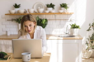 medium-shot-woman-working-on-laptop - Tech-Blog Sprzęt taki jak lepszy HP ZBook Studio G7 to nowoczesny system operacyjny Windows 10, procesor Core i9 10885H o ośmiu rdzeniach, 1000 GB na dysku SSD, 32 GB pamięci ram, czytnik kart pamięci, ekran 15,6 cala, matowa matryca, pojemna bateria o sześciu komorach, Bluetooth, czytnik linii papilarnych, kamera internetowa, wbudowany mikrofon, trzy porty USB i masa wynosząca 1,74 kilograma