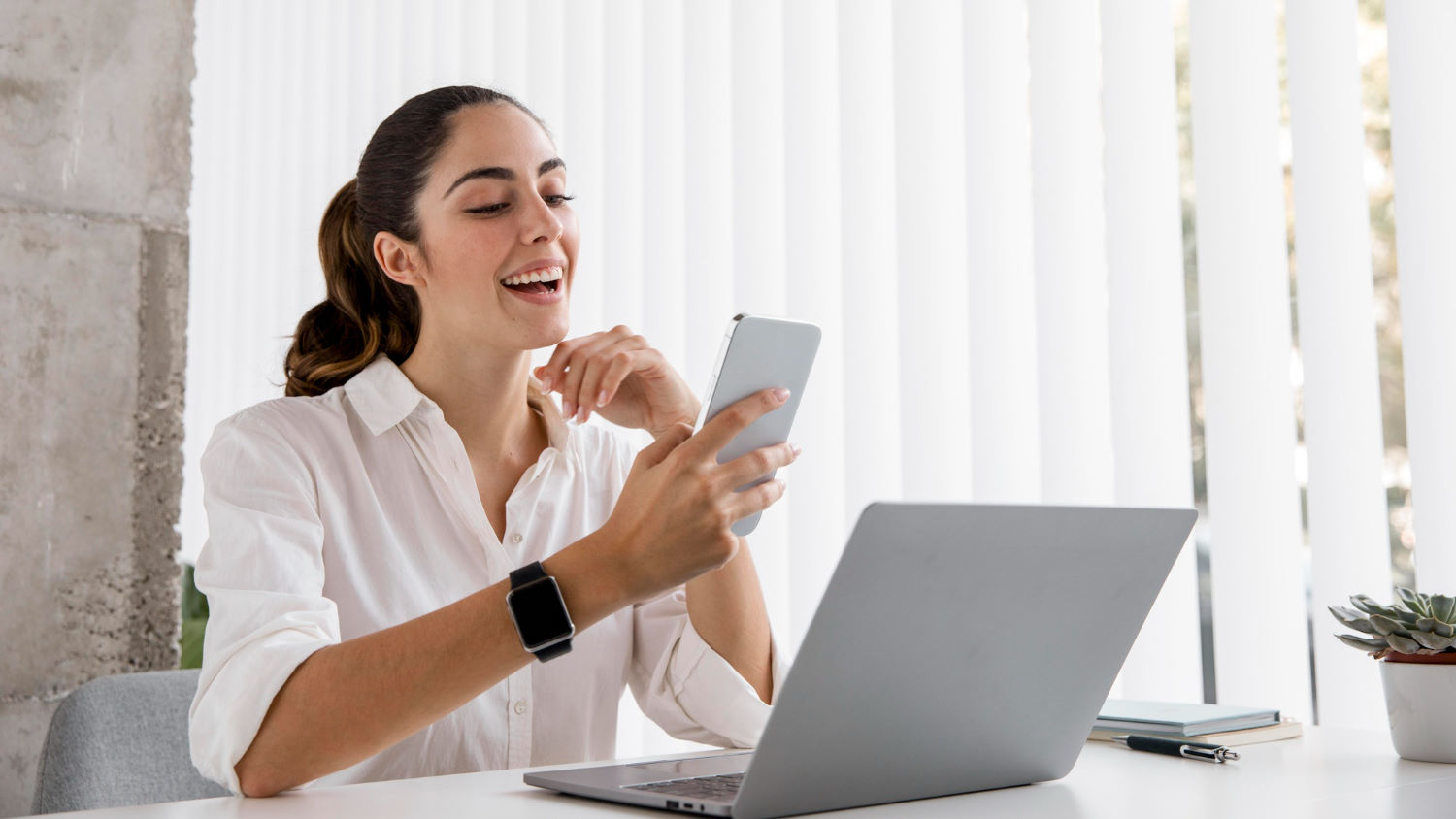 Dell Latitude 5520, wydany w 2020 roku, to wydajny laptop biznesowy z procesorem Intel Core i7 10. generacji, 16 GB pamięci RAM i dyskiem SSD o pojemności 512 GB